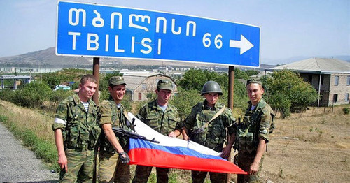 Russian soldiers at the road sign to Tbilisi. Photo: http://www.memo.ru/d/235051.html