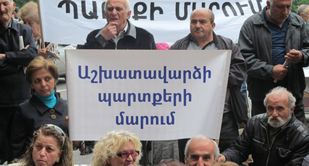"Nairit" factory workers hold protest action, May 14, 2015. Photo by Tigran Petrosyan for the ‘Caucasian Knot’. "Nairit" factory workers hold protest action, May 14, 2015. Photo by Tigran Petrosyan for the ‘Caucasian Knot’.