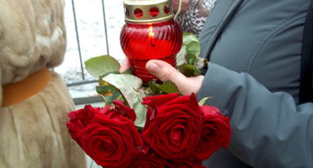 A candle and flowers of the participants of Boris Nemtsov's memorial service. Moscow, March 3, 2015. Photo by Karina Gadzhieva for the "Caucasian Knot" A candle and flowers of the participants of Boris Nemtsov's memorial service. Moscow, March 3, 2015. Photo by Karina Gadzhieva for the "Caucasian Knot"