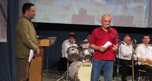 Maxim Shevchenko (to the left) and Dagestani journalist Alik Abdulgamidov present prizes in memory of Dagestani journalist Khadjimurad Kamalov. Photo by Timur Isaev for the "Caucasian Knot" Maxim Shevchenko (to the left) and Dagestani journalist Alik Abdulgamidov present prizes in memory of Dagestani journalist Khadjimurad Kamalov. Photo by Timur Isaev for the "Caucasian Knot"
