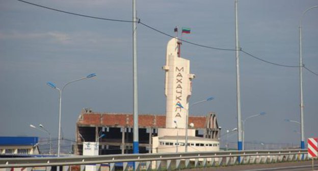 Stele at the exit road of Makhachkala. Photo by Akhmed Aldebirov for the "Caucasian Knot" Stele at the exit road of Makhachkala. Photo by Akhmed Aldebirov for the "Caucasian Knot"