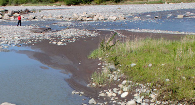The reddish hue of the Terek River. May 18, 2015. Photo by Emma Marzoeva for the "Caucasian Knot" The reddish hue of the Terek River. May 18, 2015. Photo by Emma Marzoeva for the "Caucasian Knot"