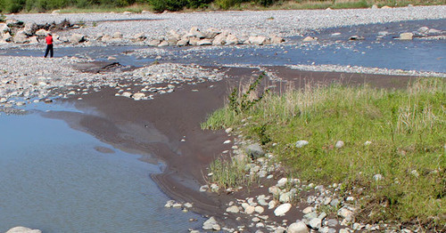 The reddish hue of the Terek River. May 18, 2015. Photo by Emma Marzoeva for the "Caucasian Knot" The reddish hue of the Terek River. May 18, 2015. Photo by Emma Marzoeva for the "Caucasian Knot"