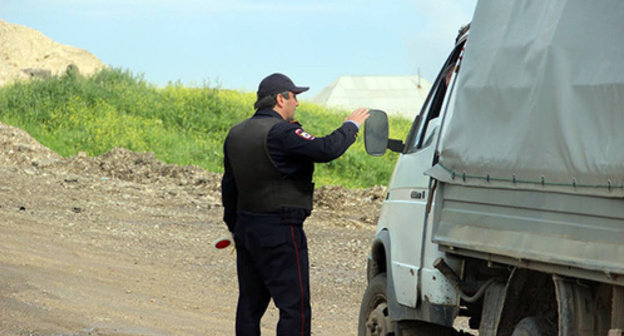 The policeman checks the ID card of a driver, Dagestan, May 2015. Photo by Akhmed Aldebirov for the "Caucasian Knot" The policeman checks the ID card of a driver, Dagestan, May 2015. Photo by Akhmed Aldebirov for the "Caucasian Knot"