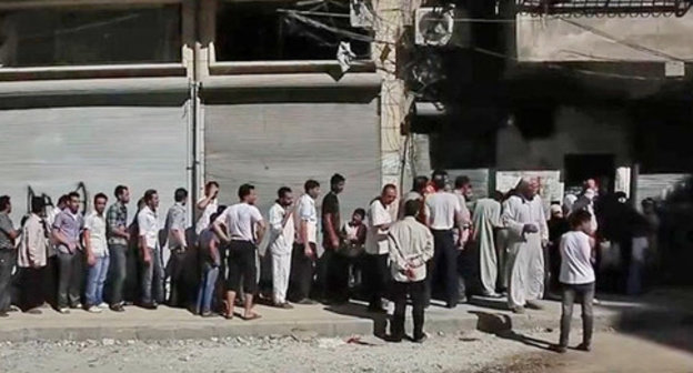 The Aleppo residents are queuing outside a bakery in order to buy bread. Syria. Photo https://ru.wikipedia.org The Aleppo residents are queuing outside a bakery in order to buy bread. Syria. Photo https://ru.wikipedia.org