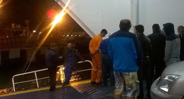 The workers of the "Kavkaz" port try to fix the lifting gear of the "Protoporos" ferry trap. Photo by Anna Gritsevich The workers of the "Kavkaz" port try to fix the lifting gear of the "Protoporos" ferry trap. Photo by Anna Gritsevich
