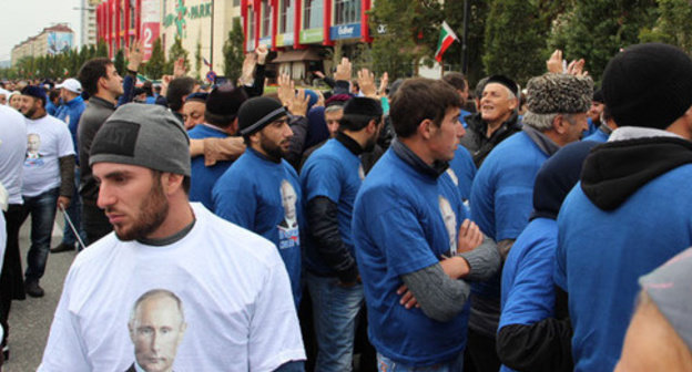 Young men at the rally on Putin's birthday in Grozny. Photo by Magomed Magomedov for the "Caucasian Knot" Young men at the rally on Putin's birthday in Grozny. Photo by Magomed Magomedov for the "Caucasian Knot"