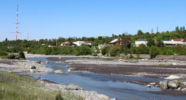 The reddish hue of the Terek River. May 18, 2015. Photo by Emma Marzoeva for the "Caucasian Knot".