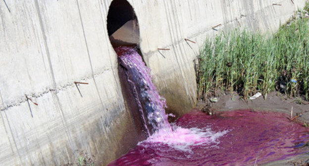 The Terek river got reddish hue due to the lilac water discharged from the pipe near the Krasnogvardeisky Bridge. Photo by Emma Marzoeva for the ‘Caucasian Knot’.  