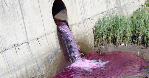 The Terek river got reddish hue due to the lilac water discharged from the pipe near the Krasnogvardeisky Bridge. Photo by Emma Marzoeva for the ‘Caucasian Knot’. The Terek river got reddish hue due to the lilac water discharged from the pipe near the Krasnogvardeisky Bridge. Photo by Emma Marzoeva for the ‘Caucasian Knot’.