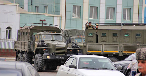 Military vehicles in the centre of Grozny. Photo by Magomed Magomedov for the ‘Caucasian Knot’. Military vehicles in the centre of Grozny. Photo by Magomed Magomedov for the ‘Caucasian Knot’.