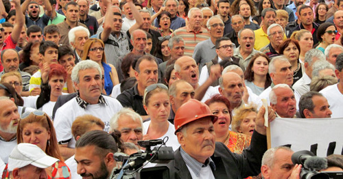 Participants of the protest action against the rise in electricity tariffs, Yerevan, May 27, 2015. Photo by Armine Martirosya for the ‘Caucasian Knot’. Participants of the protest action against the rise in electricity tariffs, Yerevan, May 27, 2015. Photo by Armine Martirosya for the ‘Caucasian Knot’.