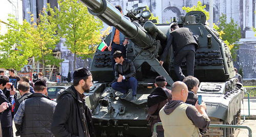 Tank in the centre of Grozny. Photo by Akhmed Aldebirov for the ‘Caucasian Knot’. Tank in the centre of Grozny. Photo by Akhmed Aldebirov for the ‘Caucasian Knot’.