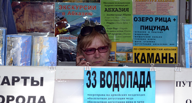 A seller in the excursion stand, Sochi, June 1, 2015. Photo by Svetlana Kravchenko for the "Caucasian Knot" A seller in the excursion stand, Sochi, June 1, 2015. Photo by Svetlana Kravchenko for the "Caucasian Knot"