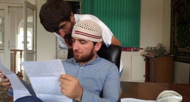 Kurban Askandarov (in the foreground). Photo: http://www.sknews.ru/rubriki/law/68558-advokata-ne-puskajut-k-zaderzhannomu-v-dagestane-sluzhitelu-mecheti.html Kurban Askandarov (in the foreground). Photo: http://www.sknews.ru/rubriki/law/68558-advokata-ne-puskajut-k-zaderzhannomu-v-dagestane-sluzhitelu-mecheti.html