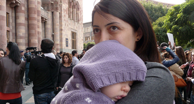 A woman with a child. Photo by Armine Martirosyan for the "Caucasian Knot" A woman with a child. Photo by Armine Martirosyan for the "Caucasian Knot"