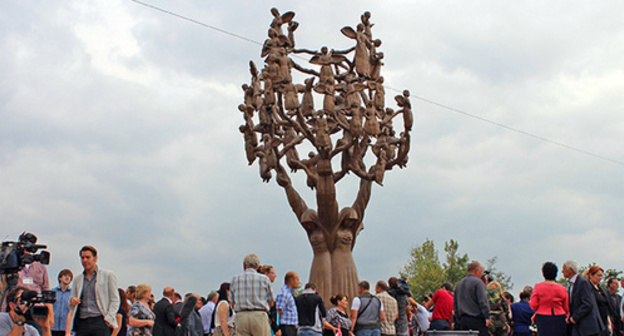 The "Tree of Grief" in the memorial cemetary located in the City of Angels. Photo by Emma Marzoeva for the "Caucasian Knot" The "Tree of Grief" in the memorial cemetary located in the City of Angels. Photo by Emma Marzoeva for the "Caucasian Knot"