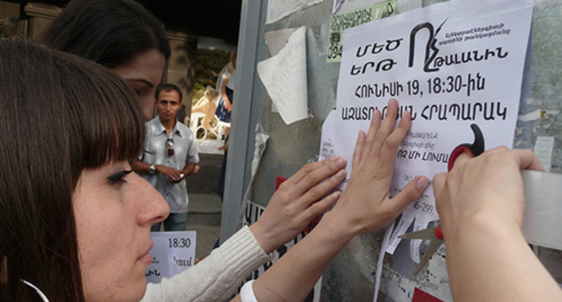 Activists distributing stickers about the protest rally. Photo by Armine Martirosya for the ‘Caucasian Knot’. Activists distributing stickers about the protest rally. Photo by Armine Martirosya for the ‘Caucasian Knot’.