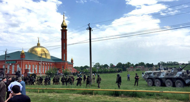 Police cordons off the Nasyr-Kort mosque. Ingushetia, June 5, 2015. Screenshot from the video posted by the ‘Caucasian Knot’. Police cordons off the Nasyr-Kort mosque. Ingushetia, June 5, 2015. Screenshot from the video posted by the ‘Caucasian Knot’.