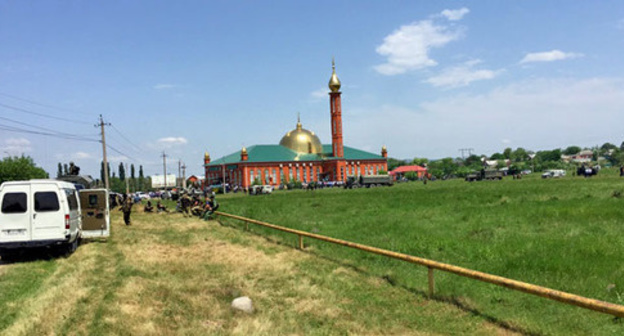 Police cordons off the Nasyr-Kort mosque. Ingushetia, June 5, 2015. Screenshot from the video posted by the ‘Caucasian Knot’. Police cordons off the Nasyr-Kort mosque. Ingushetia, June 5, 2015. Screenshot from the video posted by the ‘Caucasian Knot’.