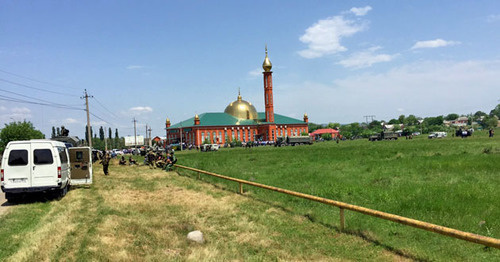 Police cordons off the Nasyr-Kort mosque. Ingushetia, June 5, 2015. Screenshot from the video posted by the ‘Caucasian Knot’. Police cordons off the Nasyr-Kort mosque. Ingushetia, June 5, 2015. Screenshot from the video posted by the ‘Caucasian Knot’.