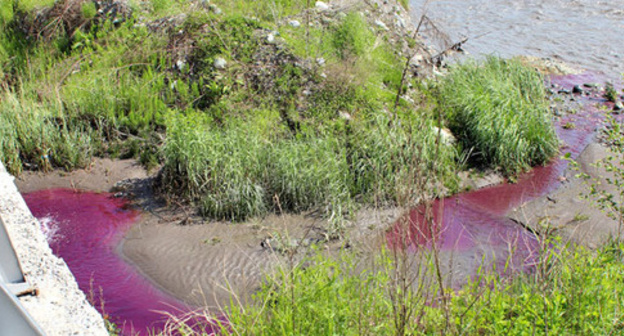 The Terek river got reddish hue due to the lilac water discharged from the pipe near the Krasnogvardeisky Bridge. Photo by Emma Marzoeva for the ‘Caucasian Knot’. The Terek river got reddish hue due to the lilac water discharged from the pipe near the Krasnogvardeisky Bridge. Photo by Emma Marzoeva for the ‘Caucasian Knot’.