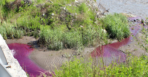 The Terek river got reddish hue due to the lilac water discharged from the pipe near the Krasnogvardeisky Bridge. Photo by Emma Marzoeva for the ‘Caucasian Knot’. The Terek river got reddish hue due to the lilac water discharged from the pipe near the Krasnogvardeisky Bridge. Photo by Emma Marzoeva for the ‘Caucasian Knot’.