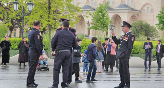 Police officers in Grozny. Photo by Magomed Magomedov for the ‘Caucasian Knot’. Police officers in Grozny. Photo by Magomed Magomedov for the ‘Caucasian Knot’.