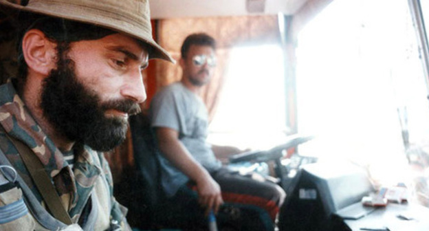 Organizer of the terror act in Budyonnovsk Shamil Basaev (left) during negotiation, June 19, 1995. Photo: Natalia Medvedeva, https://ru.wikipedia.org