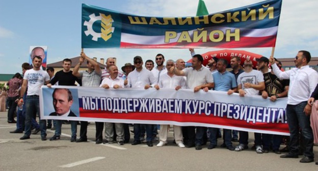 Administrative employees of the District of Shali came to the festive events in Grozny. Photo by Akhmed Aldebirov for the "Caucasian Knot"