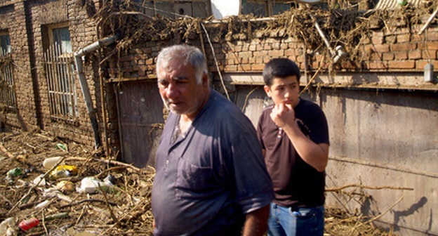 The residents of Tbilisi in the streets of the city after the flooding. June 14, 2015. Photo by Beslan Kmuzov for the "Caucasian Knot" The residents of Tbilisi in the streets of the city after the flooding. June 14, 2015. Photo by Beslan Kmuzov for the "Caucasian Knot"