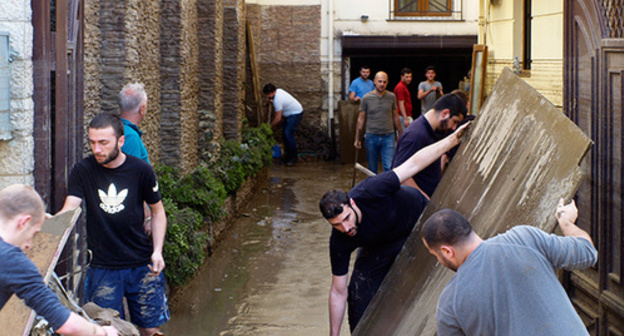 The works of the volunteers to eliminate the aftermath of the flood are underway. Tbilisi, June 14, 2015. Photo by Beslan Kmuzov for the "Caucasian Knot" The works of the volunteers to eliminate the aftermath of the flood are underway. Tbilisi, June 14, 2015. Photo by Beslan Kmuzov for the "Caucasian Knot"