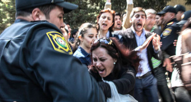 The police detains the protesters against the "Nida" activists conviction. Baku, May 6, 2014. Photo by Aziz Karimov for the "Caucasian Knot" The police detains the protesters against the "Nida" activists conviction. Baku, May 6, 2014. Photo by Aziz Karimov for the "Caucasian Knot"