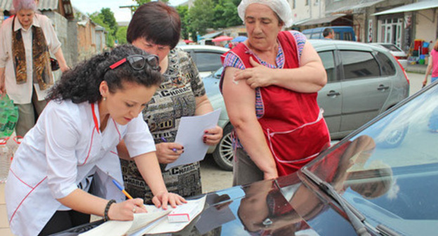 The residenrs of Alagir are carried out a vaccination. June 2015. Photo by Emma Marzoeva for the "Caucasian Knot" The residenrs of Alagir are carried out a vaccination. June 2015. Photo by Emma Marzoeva for the "Caucasian Knot"