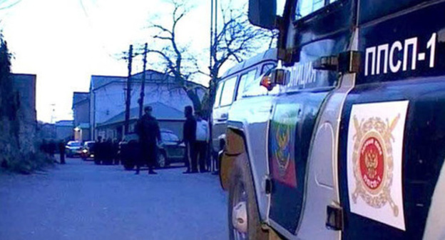 A Dagestani police car. Photo: http://aksakal.tv/usssr/skavkaz/9191-siloviki-rossii-blokirovali-zhiloy-dom-v-mahachkale-gde-vveden-rezhim-kto.html A Dagestani police car. Photo: http://aksakal.tv/usssr/skavkaz/9191-siloviki-rossii-blokirovali-zhiloy-dom-v-mahachkale-gde-vveden-rezhim-kto.html