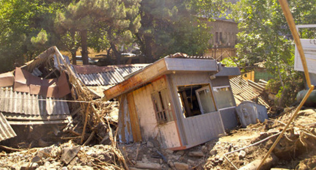 Warehouses near the zoo. Tbilisi, June 17, 2015. Photo by Beslan Kmuzov for the "Caucasian Knot" Warehouses near the zoo. Tbilisi, June 17, 2015. Photo by Beslan Kmuzov for the "Caucasian Knot"