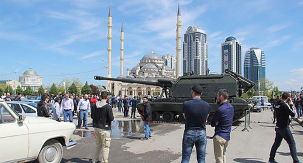 Young people in the centre of Grozny. May 2015. Photo by Akhmed Aldebirov for the "Caucasian Knot" Young people in the centre of Grozny. May 2015. Photo by Akhmed Aldebirov for the "Caucasian Knot"