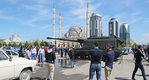 Young people in the centre of Grozny. May 2015. Photo by Akhmed Aldebirov for the "Caucasian Knot" Young people in the centre of Grozny. May 2015. Photo by Akhmed Aldebirov for the "Caucasian Knot"