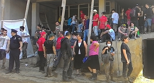 Volunteers in the streets of Tbilisi. Photo by Edita Badasyan for the "Caucasian Knot"