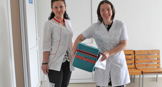 Medical attendants in Alagir with the vaccines for the city residents. June 2015. Photo by Emma Maroeva for the "Caucasian Knot" Medical attendants in Alagir with the vaccines for the city residents. June 2015. Photo by Emma Maroeva for the "Caucasian Knot"