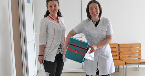 Medical attendants in Alagir with the vaccines for the city residents. June 2015. Photo by Emma Maroeva for the "Caucasian Knot" Medical attendants in Alagir with the vaccines for the city residents. June 2015. Photo by Emma Maroeva for the "Caucasian Knot"