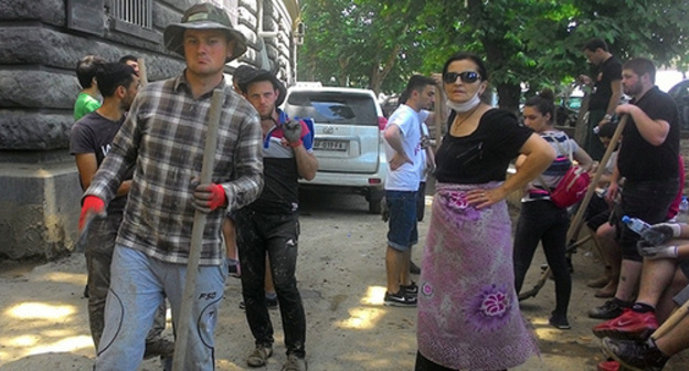 Volunteers in Kostava street liquidating the flooding consequences. Tbilisi, June 18, 2015. Photo by Edita Badasyan for the "Caucasian Knot" Volunteers in Kostava street liquidating the flooding consequences. Tbilisi, June 18, 2015. Photo by Edita Badasyan for the "Caucasian Knot"