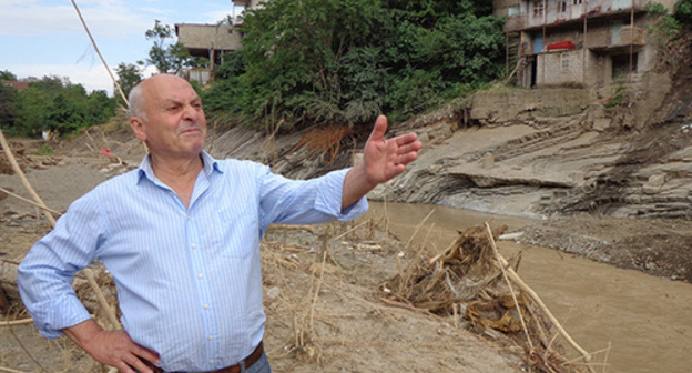 Tengiz Kenchashvili, the Tsknetskaya Street resident, got caught in the flooding in the veranda of the house facing the Vere river bank. Tbilisi, June 18, 2015. Photo by Inna Kukudzhanova for the "Caucasian Knot" Tengiz Kenchashvili, the Tsknetskaya Street resident, got caught in the flooding in the veranda of the house facing the Vere river bank. Tbilisi, June 18, 2015. Photo by Inna Kukudzhanova for the "Caucasian Knot"