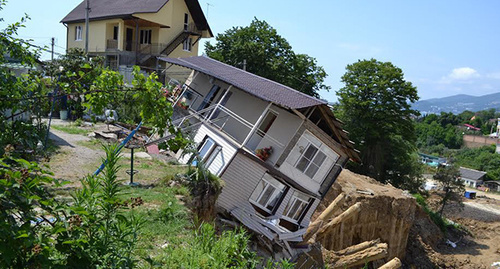 Private house in Sochi slides into the pit dug for residential complex "Kurortny". Photo by Svetlana Kravchenko for the ‘Caucasian Knot’. Private house in Sochi slides into the pit dug for residential complex "Kurortny". Photo by Svetlana Kravchenko for the ‘Caucasian Knot’.