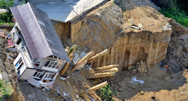 Private house in Sochi slides into the pit dug for residential complex "Kurortny". Sochi, June 2015. Photo by Svetlana Kravchenko for the 'Caucasian Knot'. Private house in Sochi slides into the pit dug for residential complex "Kurortny". Sochi, June 2015. Photo by Svetlana Kravchenko for the 'Caucasian Knot'.