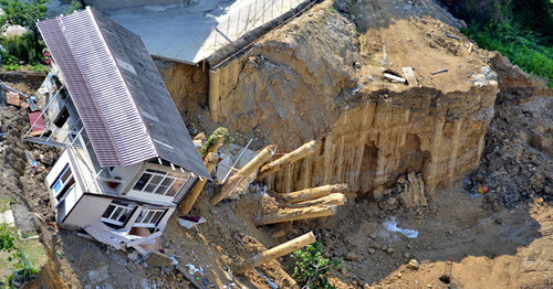 Private house in Sochi slides into the pit dug for residential complex "Kurortny". Sochi, June 2015. Photo by Svetlana Kravchenko for the 'Caucasian Knot'. Private house in Sochi slides into the pit dug for residential complex "Kurortny". Sochi, June 2015. Photo by Svetlana Kravchenko for the 'Caucasian Knot'.