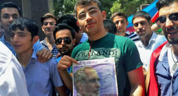 Activist Elvin Abdullaev (in the centre). Photo: http://www.radioazadlyg.org Activist Elvin Abdullaev (in the centre). Photo: http://www.radioazadlyg.org