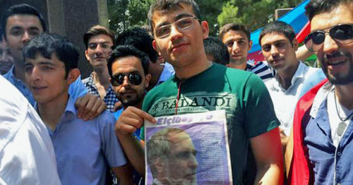 Activist Elvin Abdullaev (in the centre). Photo: http://www.radioazadlyg.org Activist Elvin Abdullaev (in the centre). Photo: http://www.radioazadlyg.org