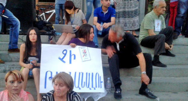 Protesters against the increase of electricity tariffs, Yerevan, June 21, 2015. Photo by Armine Martirosyan for the ‘Caucasian Knot’. Protesters against the increase of electricity tariffs, Yerevan, June 21, 2015. Photo by Armine Martirosyan for the ‘Caucasian Knot’.