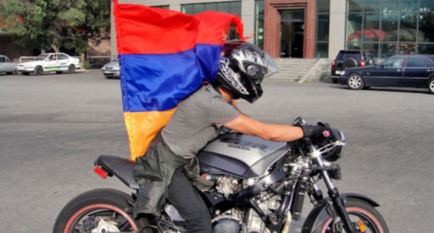 Participant of a motor rally against increase of electricity tariffs, Yerevan, June 24, 2015. Photo by Inessa Sargsyan for the ‘Caucasian Knot’. Participant of a motor rally against increase of electricity tariffs, Yerevan, June 24, 2015. Photo by Inessa Sargsyan for the ‘Caucasian Knot’.